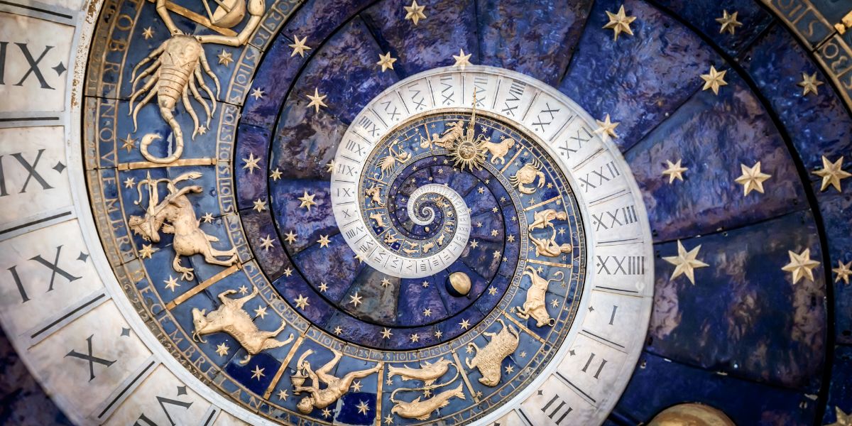 Une horloge astronomique en forme de spirale bleue et dorée représentant les signes du zodiaque.