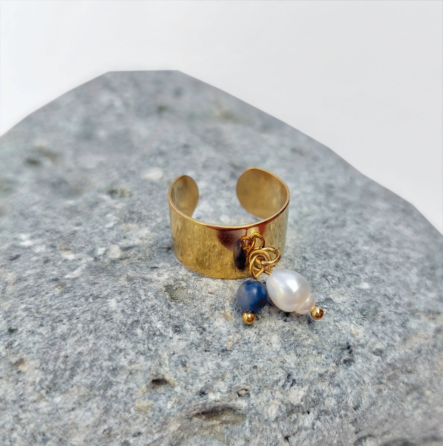 Bague en acier inoxydable à breloques de sodalite et de perle d'eau douce.