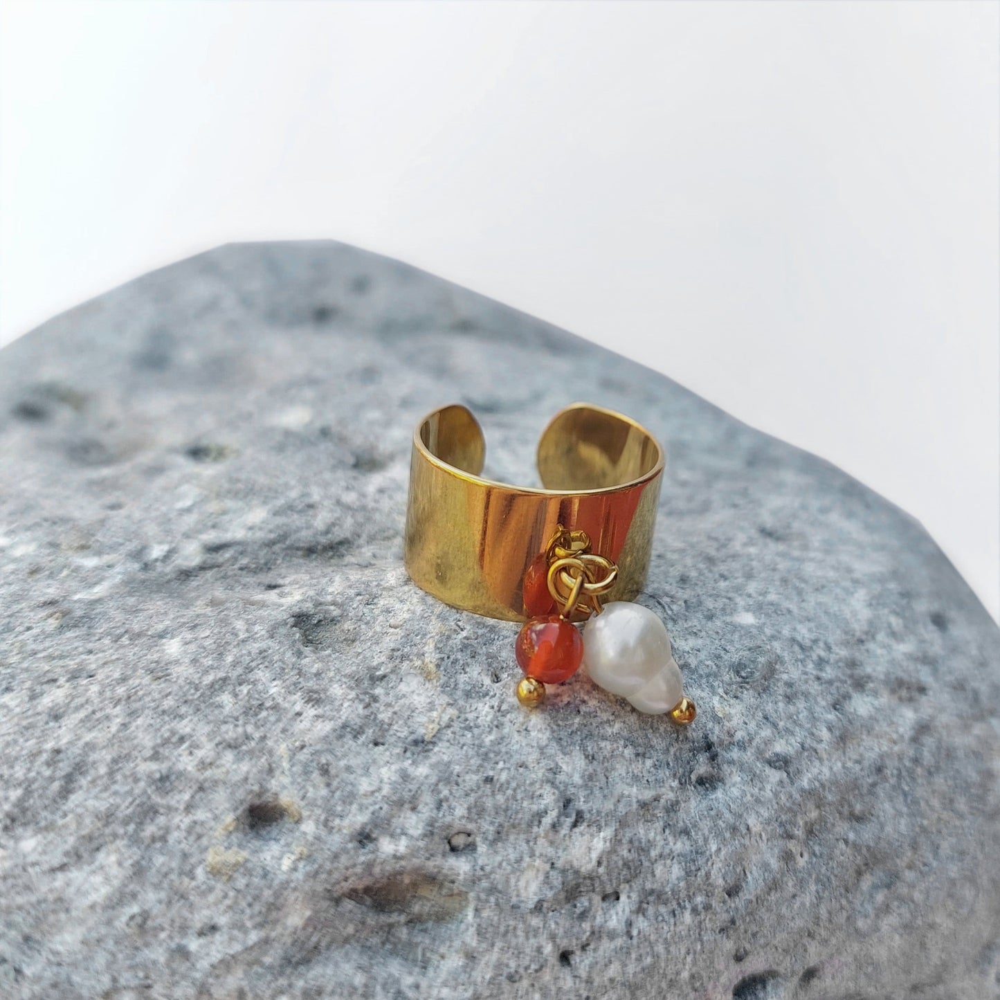 Bague en acier inoxydable à breloques de cornaline rouge et de perle d'eau douce.