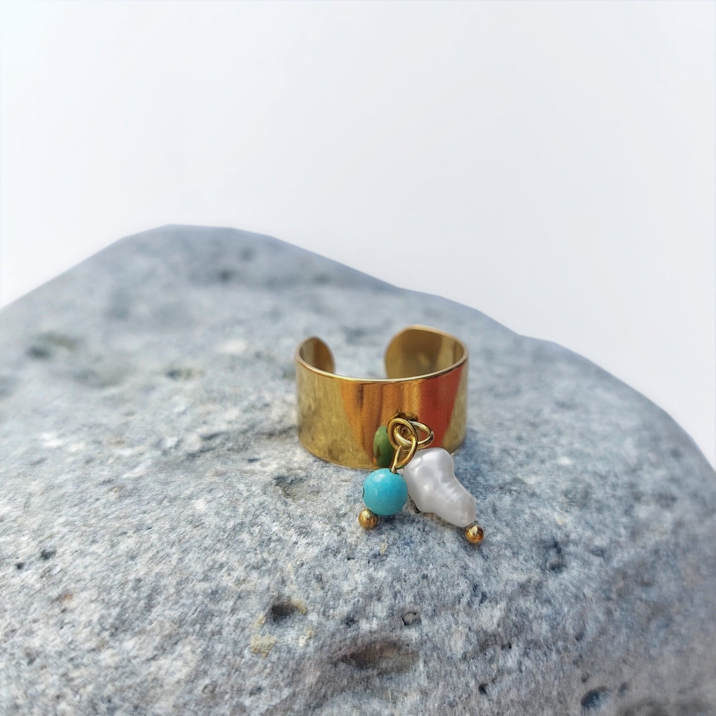 Bague en acier inoxydable à breloques de turquoise bleu et de perle d'eau douce.