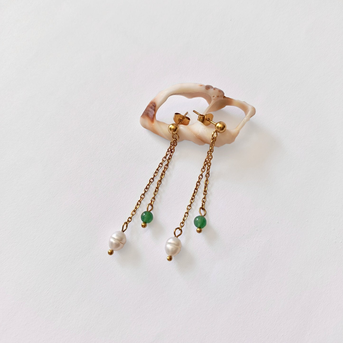 Boucles d'oreilles en acier inoxydable avec perle d'eau douce et pierres d'aventurine verte, bijou délicat et élégant pour un style distingué au quotidien.