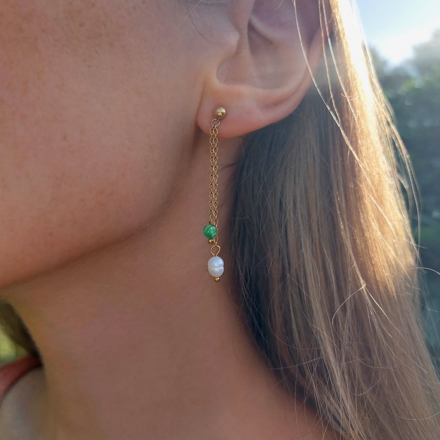 Boucles d'oreilles pendantes en acier inoxydable, perles d'eau douce et pierres naturelles vertes.