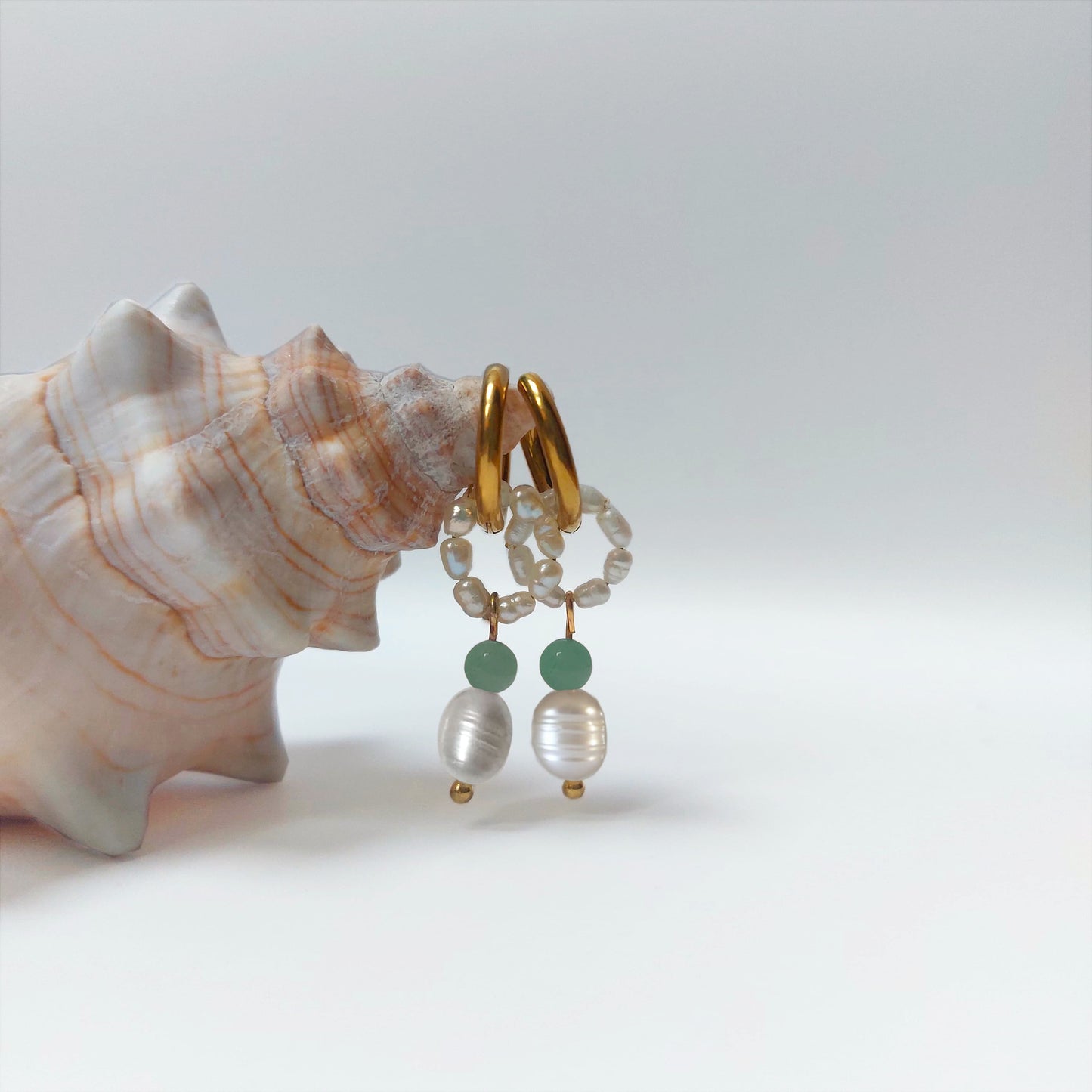 Boucles d'oreilles créole pour femme avec perles d'eau douce et pierres d'aventurine verte