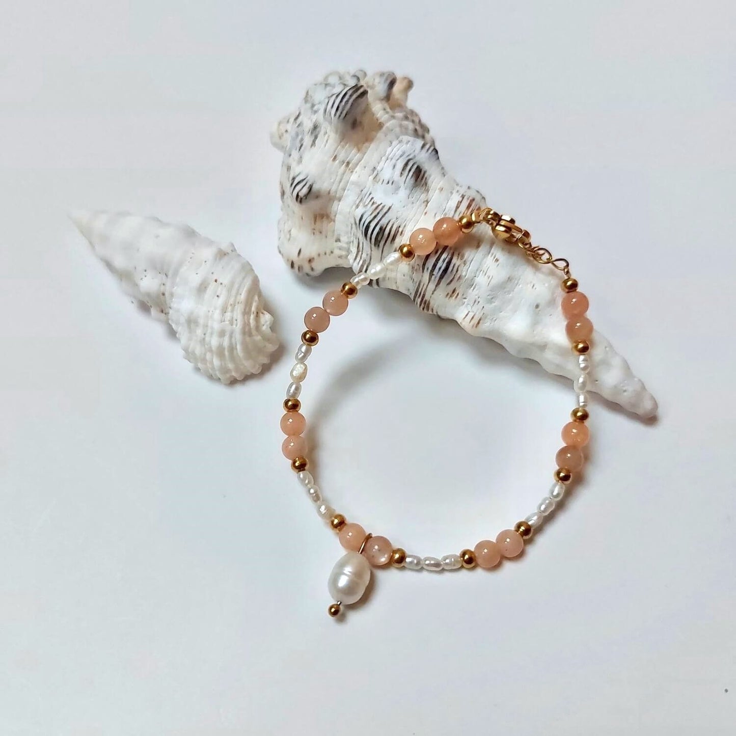 bracelet pour femme en perles d'eau douce et pierre de soleil rose