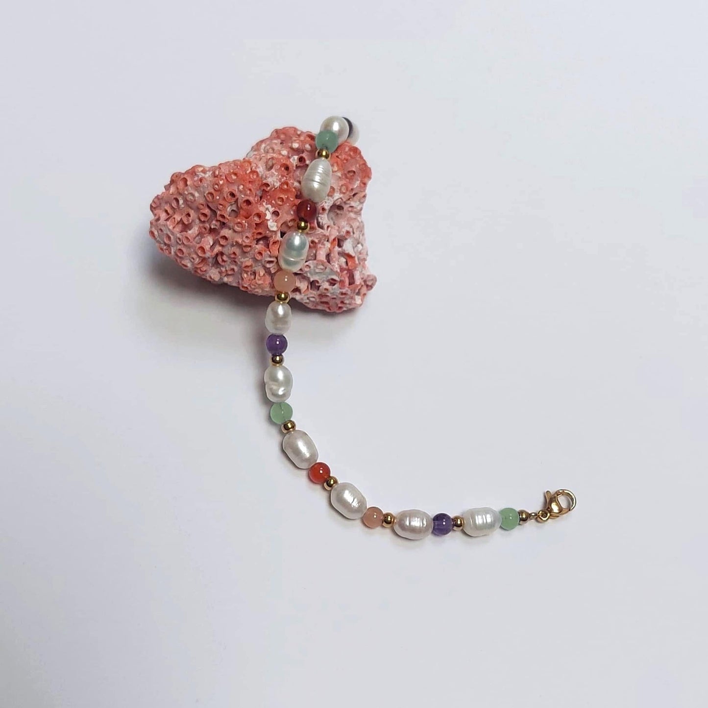Bracelet pour femme avec pierres de couleur et perles d'eau douce