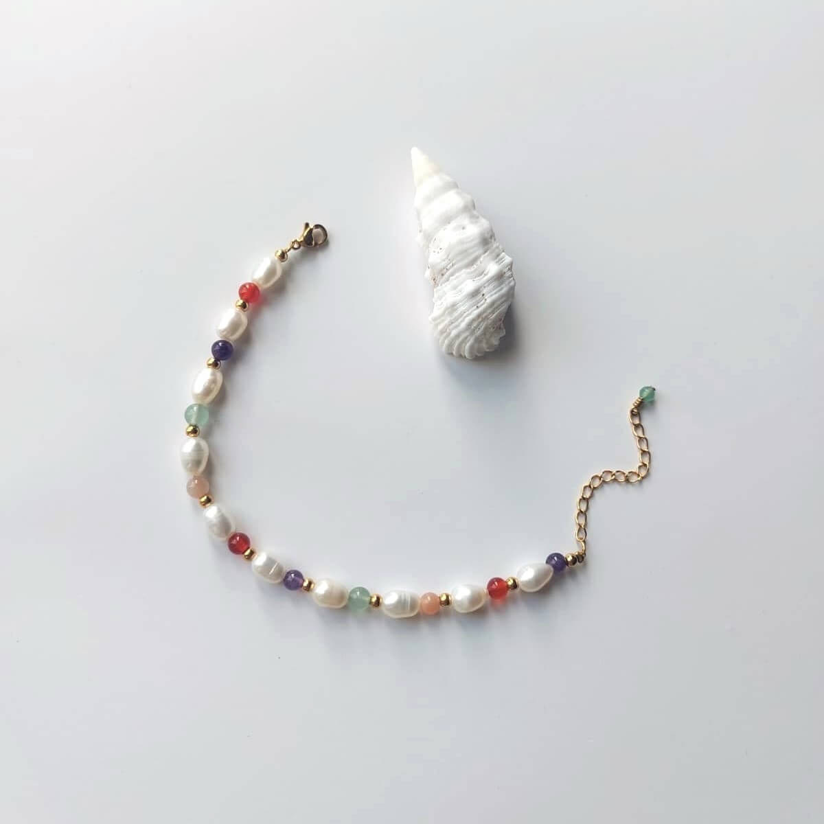 Bracelet pour femme en acier inoxydable doré avec pierres de couleur et perles d'eau douce