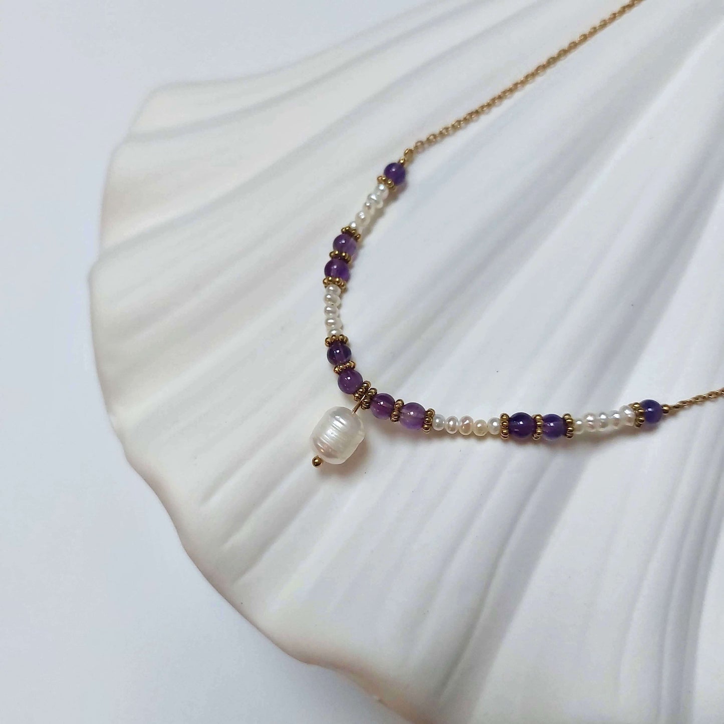 Collier en acier inoxydable à pendentif avec perles d'eau douce et pierres d'améthyste violette.