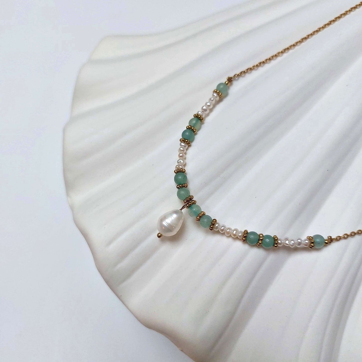 Collier en acier inoxydable à pendentif avec perles d'eau douce et pierres d'aventurine verte.