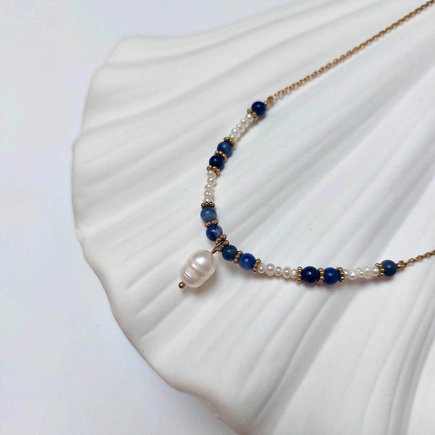 Collier en acier inoxydable à pendentif avec perles d'eau douce et pierres de sodalite bleu.