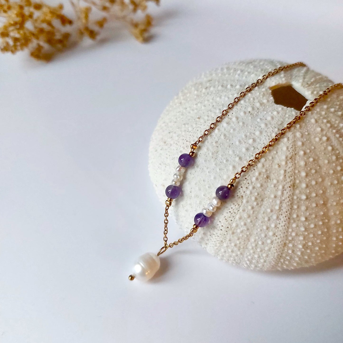 Collier élégant avec chaine en acier inoxydable paré de perles d'eau douce et perles d'Améthyste violette.