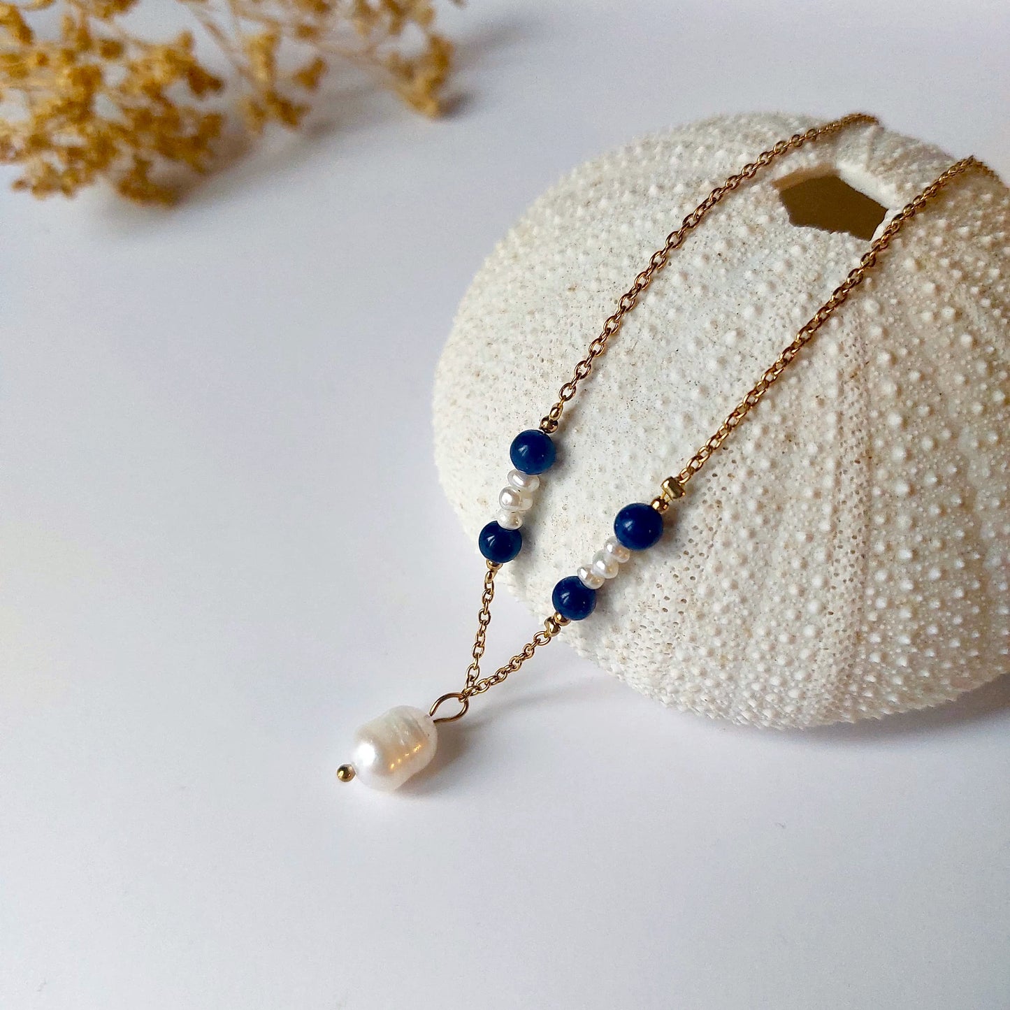 Collier élégant avec chaine en acier inoxydable paré de perles d'eau douce et perles de Sodalite bleue.
