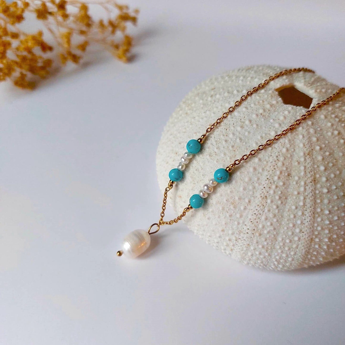Collier élégant avec chaine en acier inoxydable paré de perles d'eau douce et perles de Turquoise bleue.