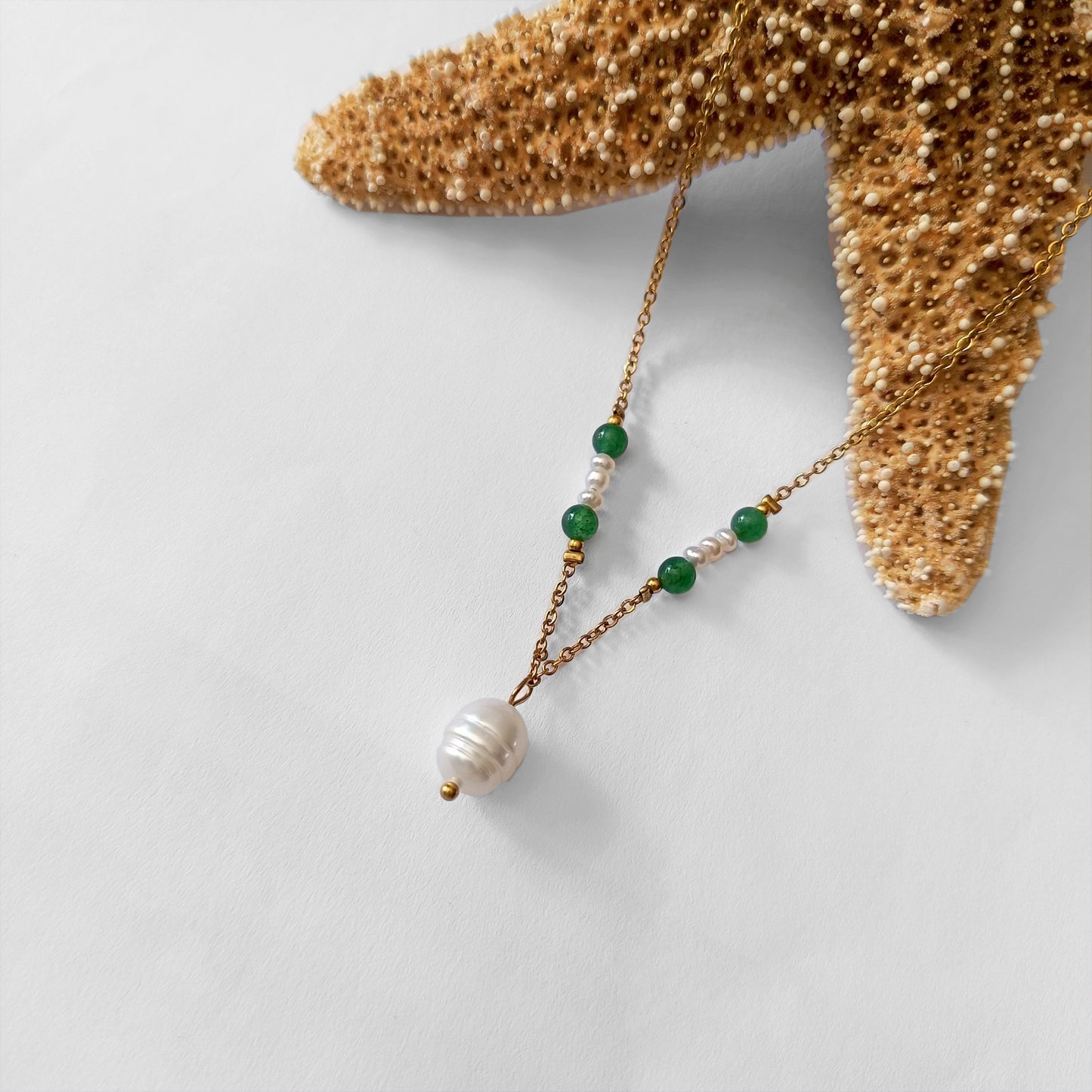 Collier élégant avec chaine en acier inoxydable paré de perles d'eau douce et perles d'aventurine verte.
