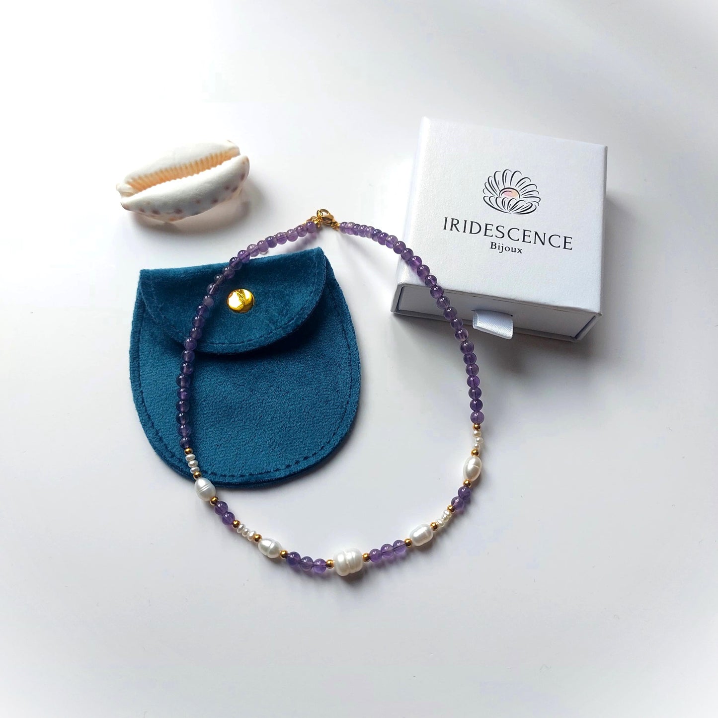 Collier ras de cou en améthyste et perles d'eau douce dans son packaging