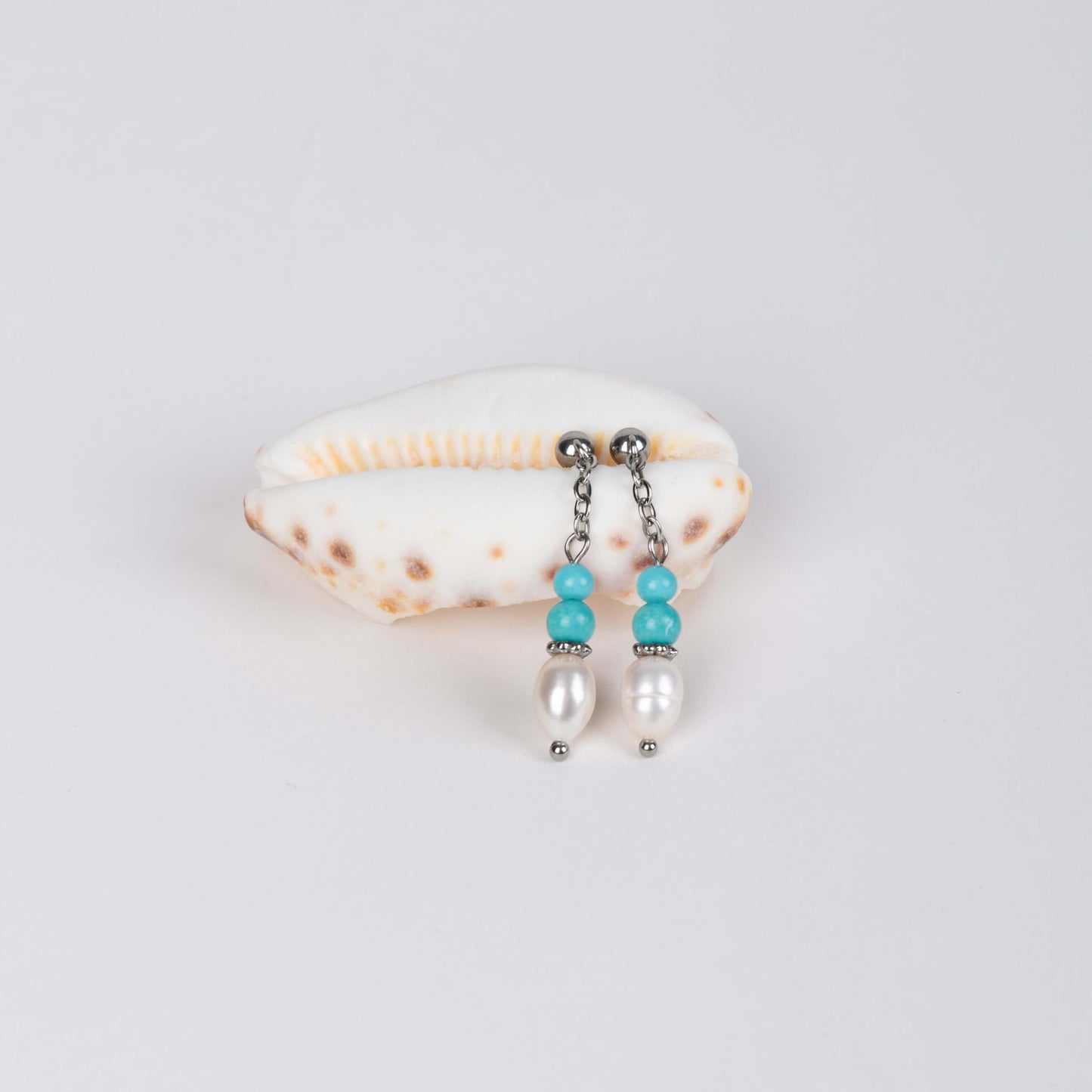 Boucles d'oreilles tendances en acier inoxydable argenté, perles d'eau douce et perles de turquoise parfaites pour le quotidien.