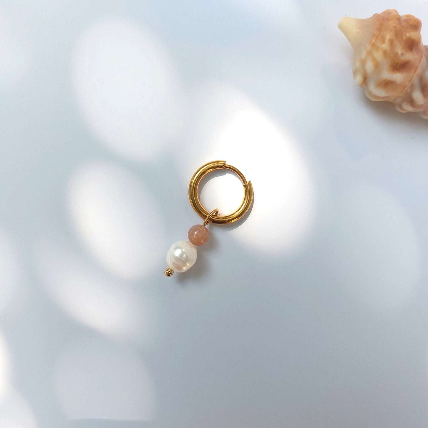Mono boucle unisexe en acier inoxydable, petite créole avec perle d'eau douce et pierre de soleil.