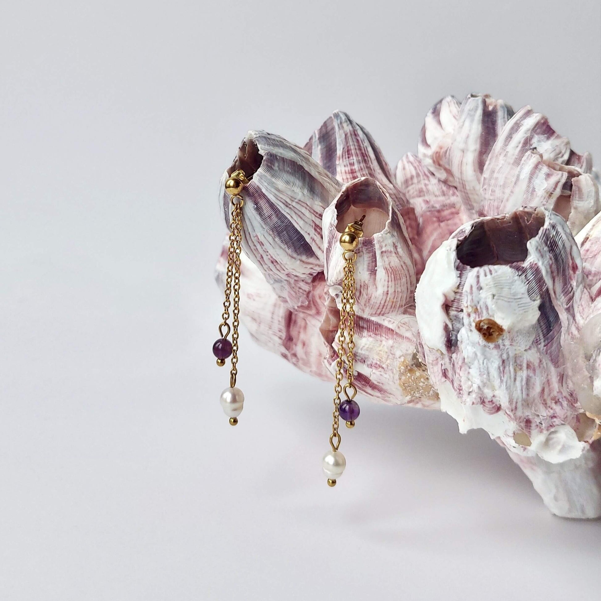 Boucles doreilles pendantes pour femme en acier inoxydable dore avec perles d'eau douce et perles d amethyste violette