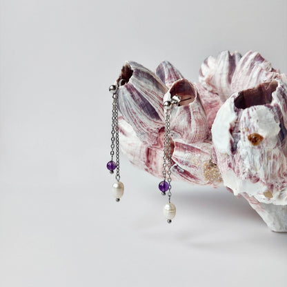 Boucles d'oreilles pendantes pour femme en acier inoxydable argenté avec perles d'eau douce et perles d'améthyste violette.