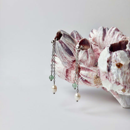 Boucles d'oreilles pendantes pour femme en acier inoxydable argenté avec perles d'eau douce et perles d'aventurine verte.