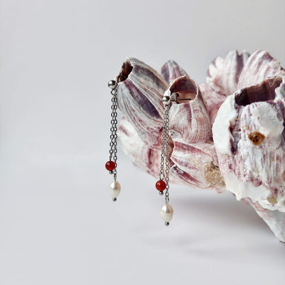 Boucles d'oreilles pendantes pour femme en acier inoxydable argenté avec perles d'eau douce et perles de cornaline rouge.