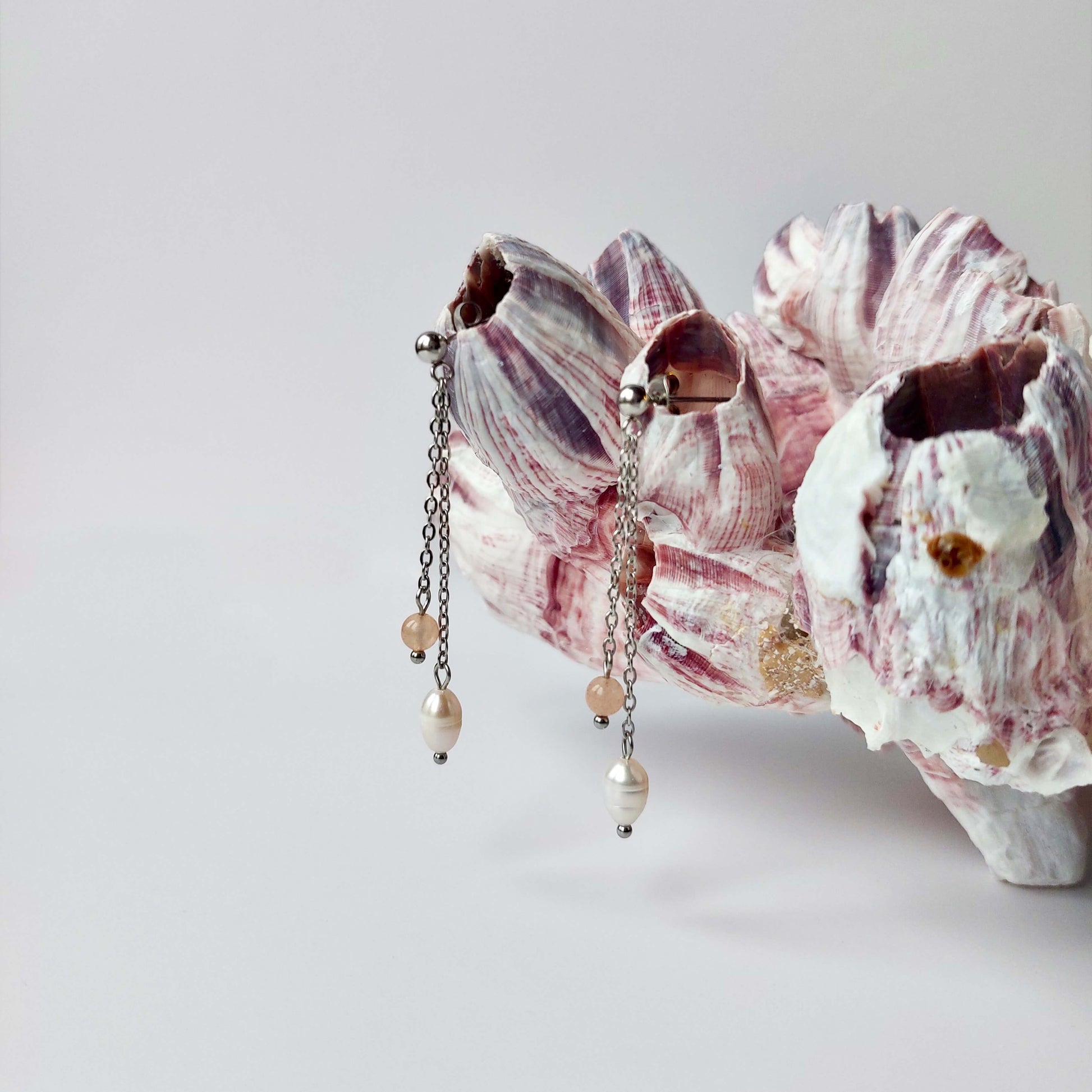 Boucles d'oreilles pendantes pour femme en acier inoxydable argenté avec perles d'eau douce et perles de pierre de soleil rose.