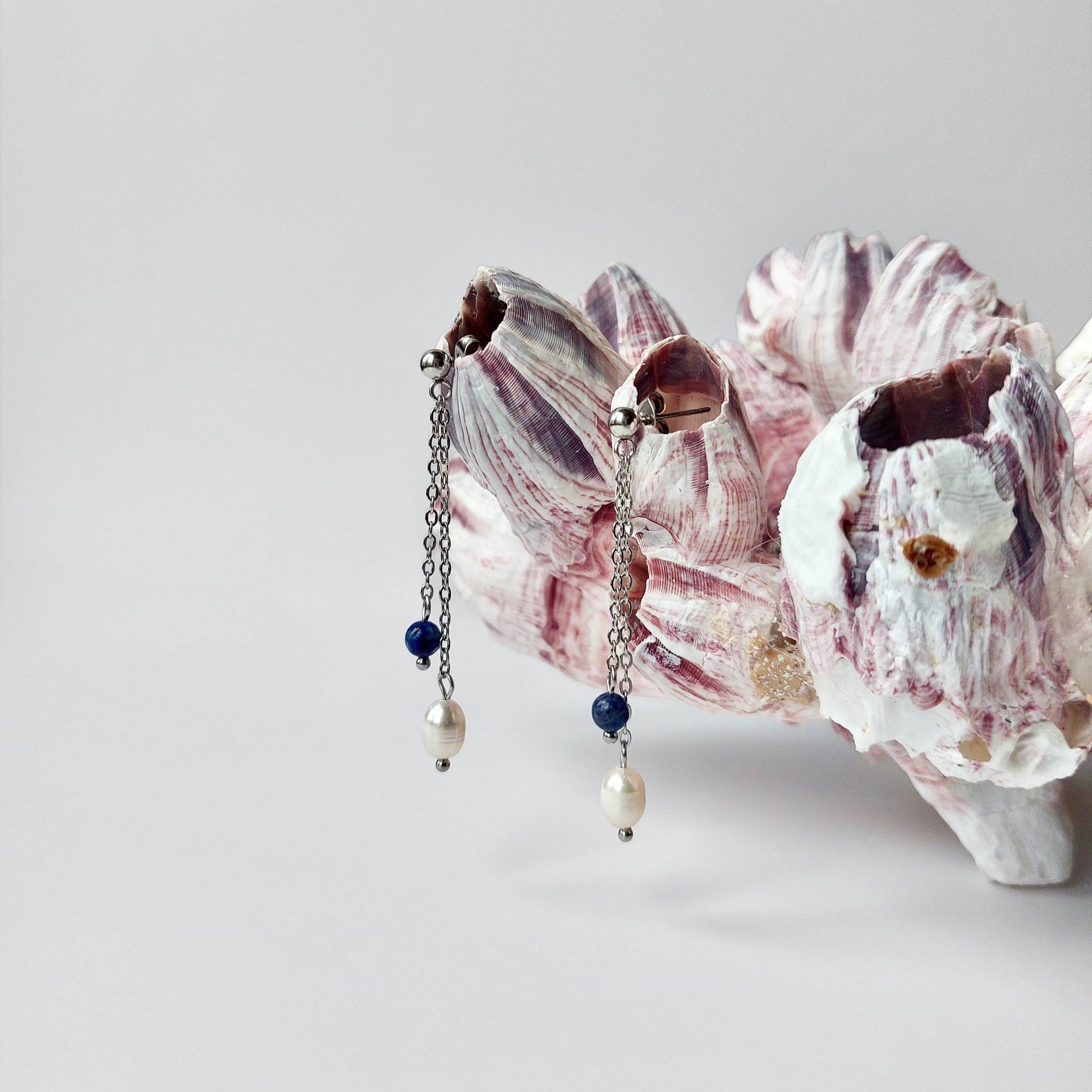 Boucles d'oreilles pendantes pour femme en acier inoxydable argenté avec perles d'eau douce et perles de sodalite bleue.