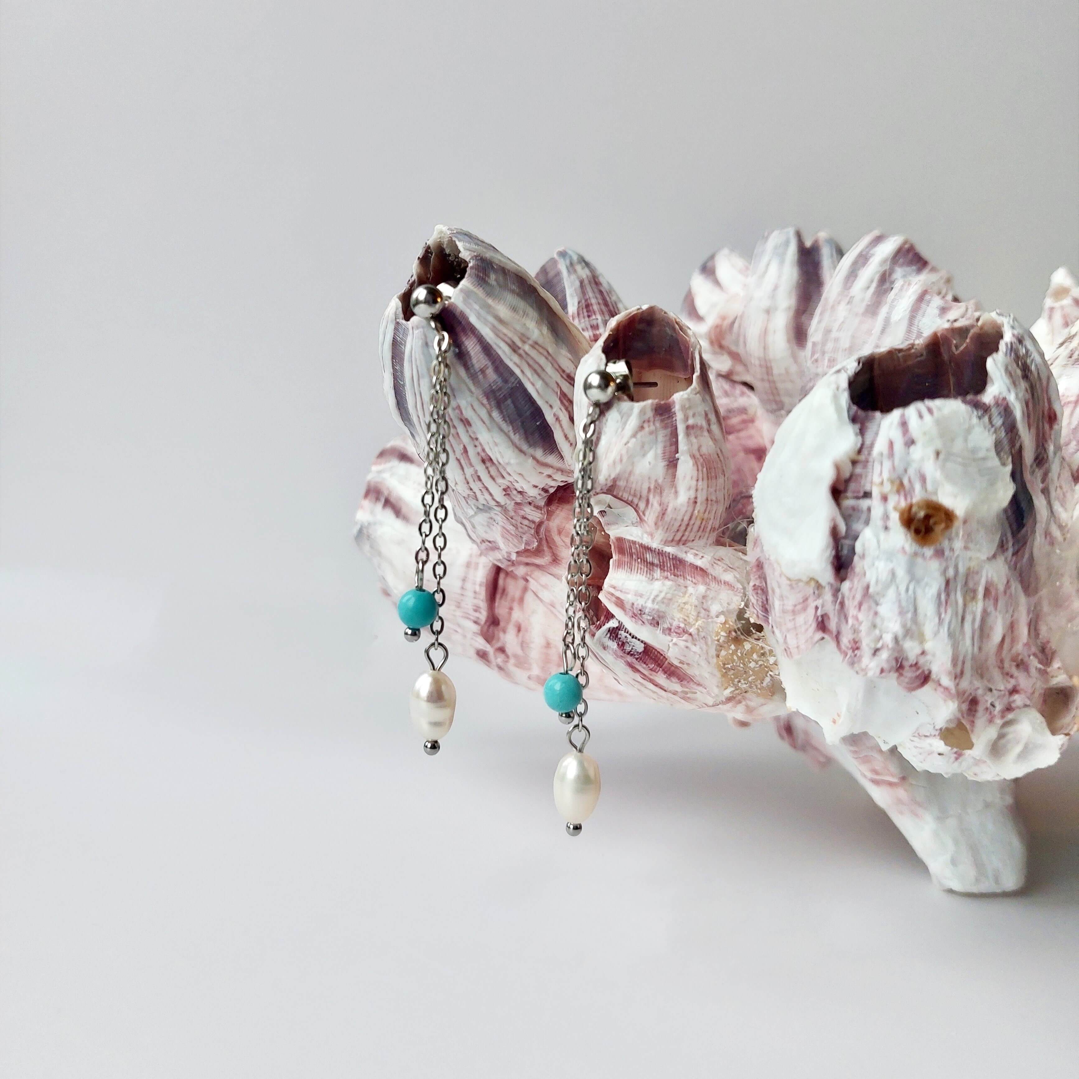 Boucles d'oreilles pendantes pour femme en acier inoxydable argenté avec perles d'eau douce et perles de turquoise bleu.