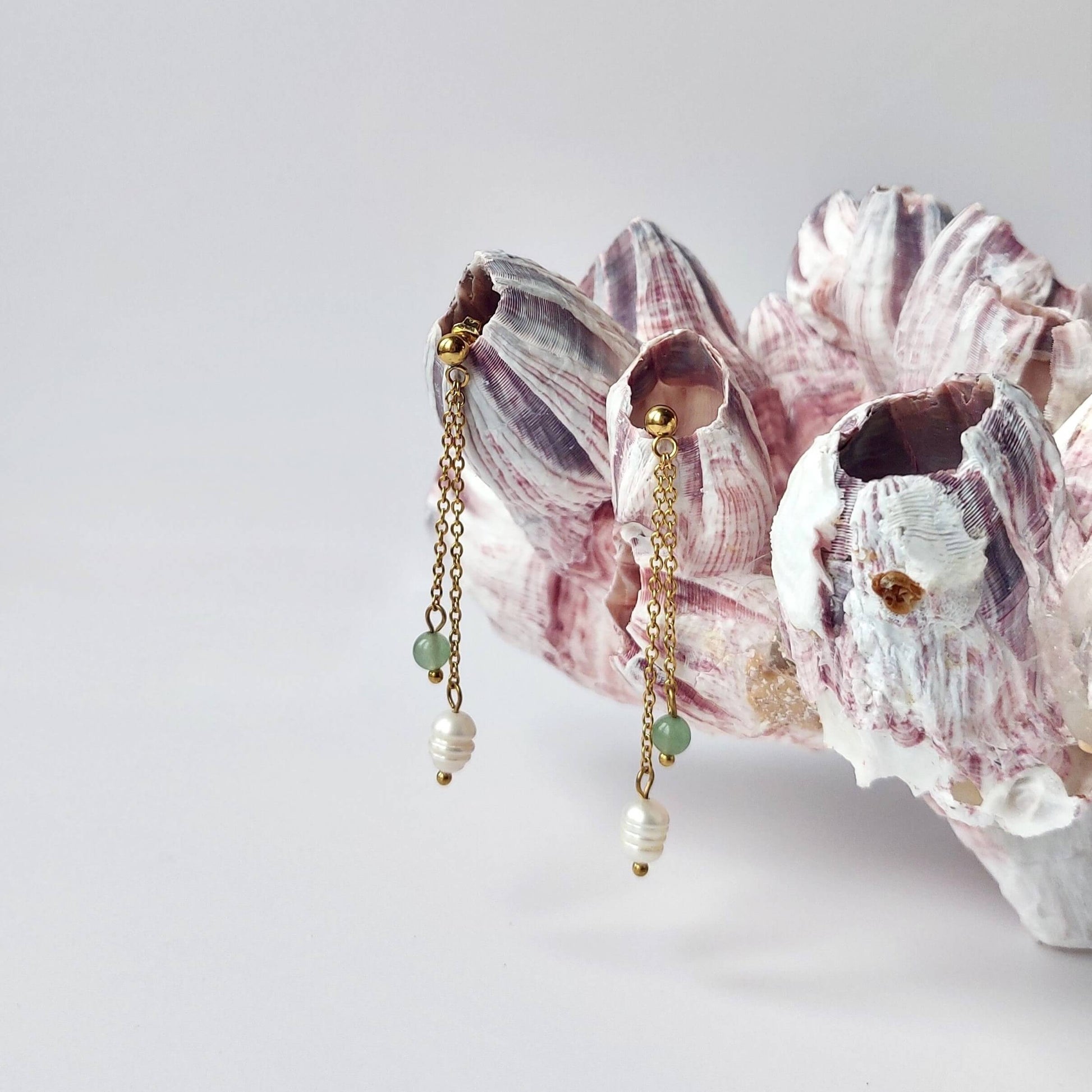 Boucles doreilles pendantes pour femme en acier inoxydable dore avec perles d'eau douce et perles d aventurine verte