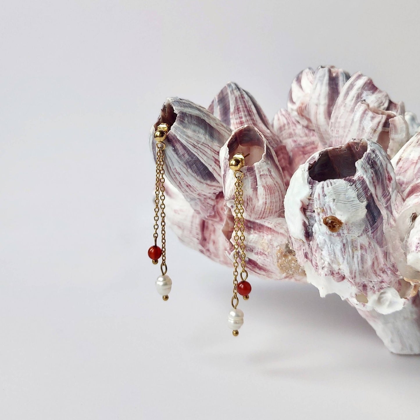 Boucles doreilles pendantes pour femme en acier inoxydable dore avec perles d'eau douce et perles de cornaline rouge