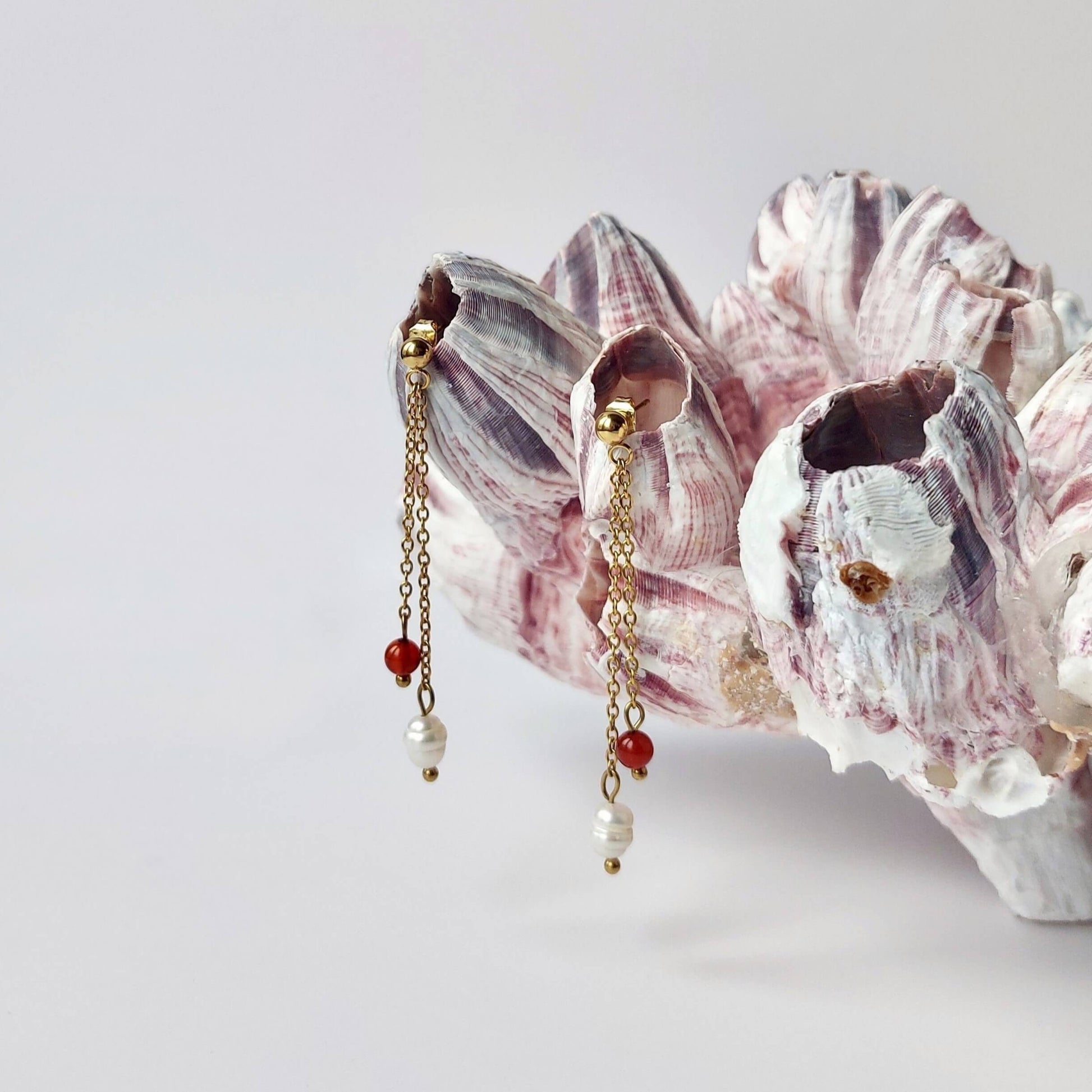 Boucles doreilles pendantes pour femme en acier inoxydable dore avec perles d'eau douce et perles de cornaline rouge