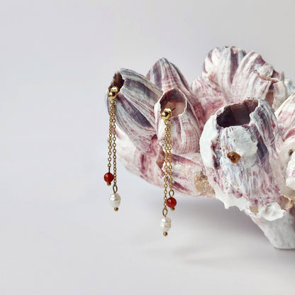 Boucles doreilles pendantes pour femme en acier inoxydable dore avec perles d'eau douce et perles de cornaline rouge