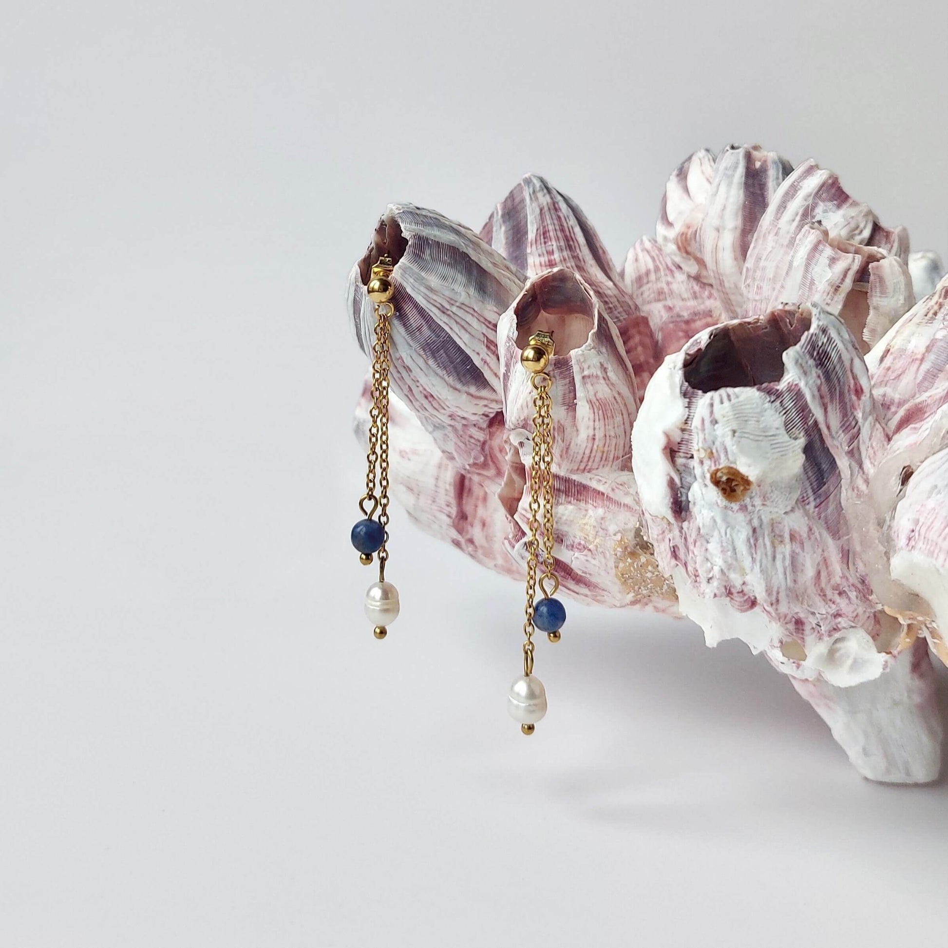 Boucles doreilles pendantes pour femme en acier inoxydable dore avec perles d'eau douce et perles de sodalite bleue