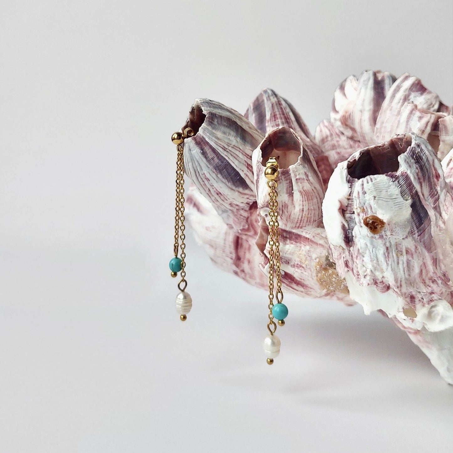 Boucles doreilles pendantes pour femme en acier inoxydable dore avec perles d'eau douce et perles de turquoise bleue