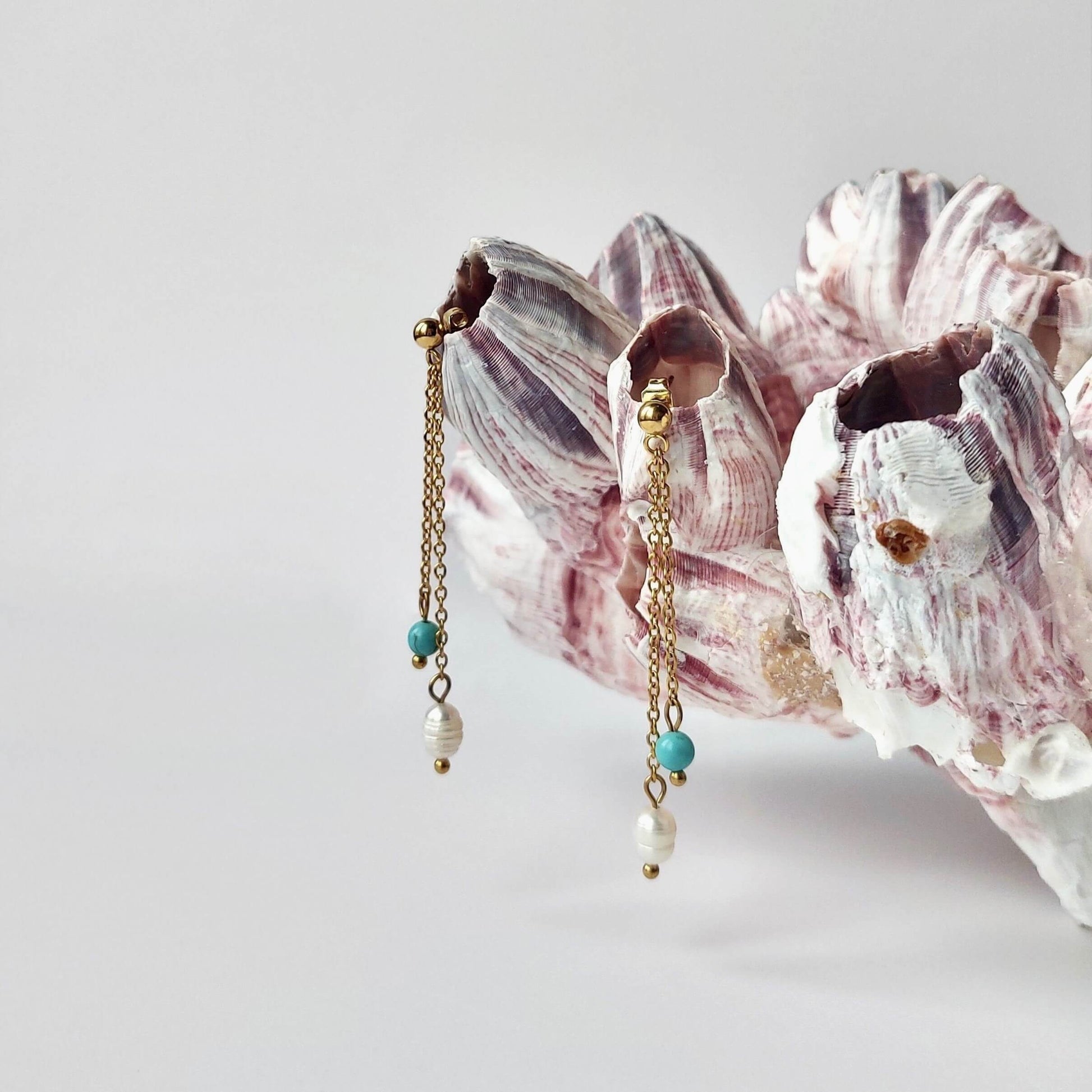 Boucles doreilles pendantes pour femme en acier inoxydable dore avec perles d'eau douce et perles de turquoise bleue