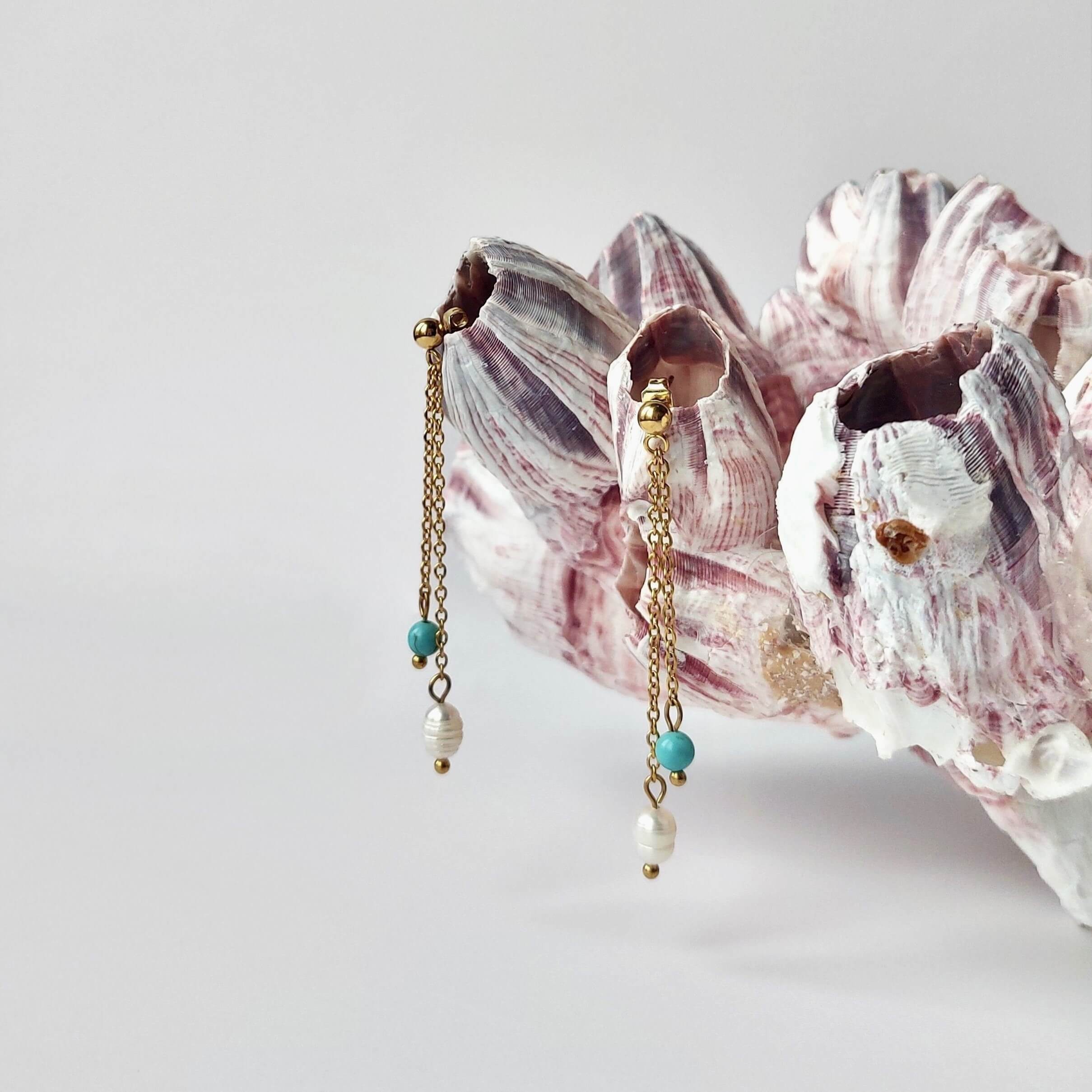 Boucles doreilles pendantes pour femme en acier inoxydable dore avec perles d'eau douce et perles de turquoise bleue