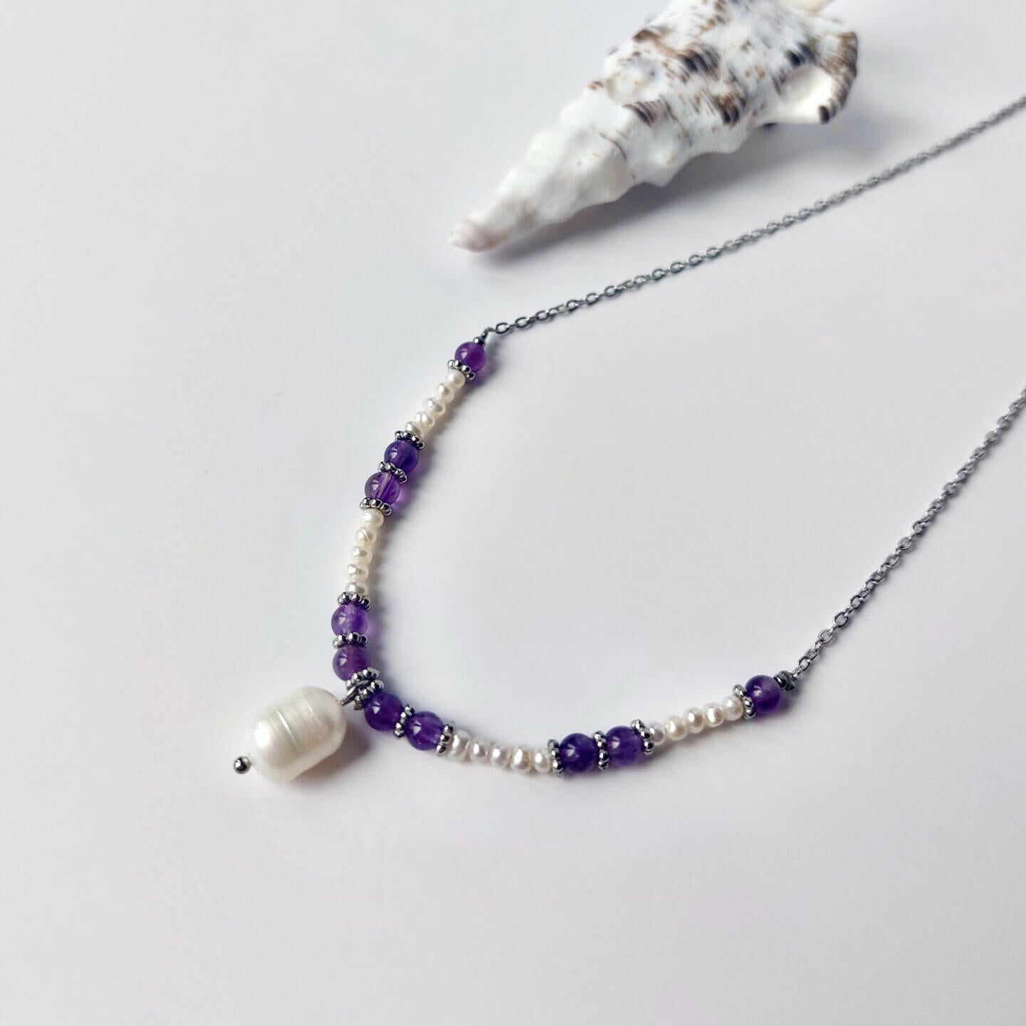 Collier en acier inoxydable argenté à pendentif avec perles d'eau douce et pierres d'améthyste violette