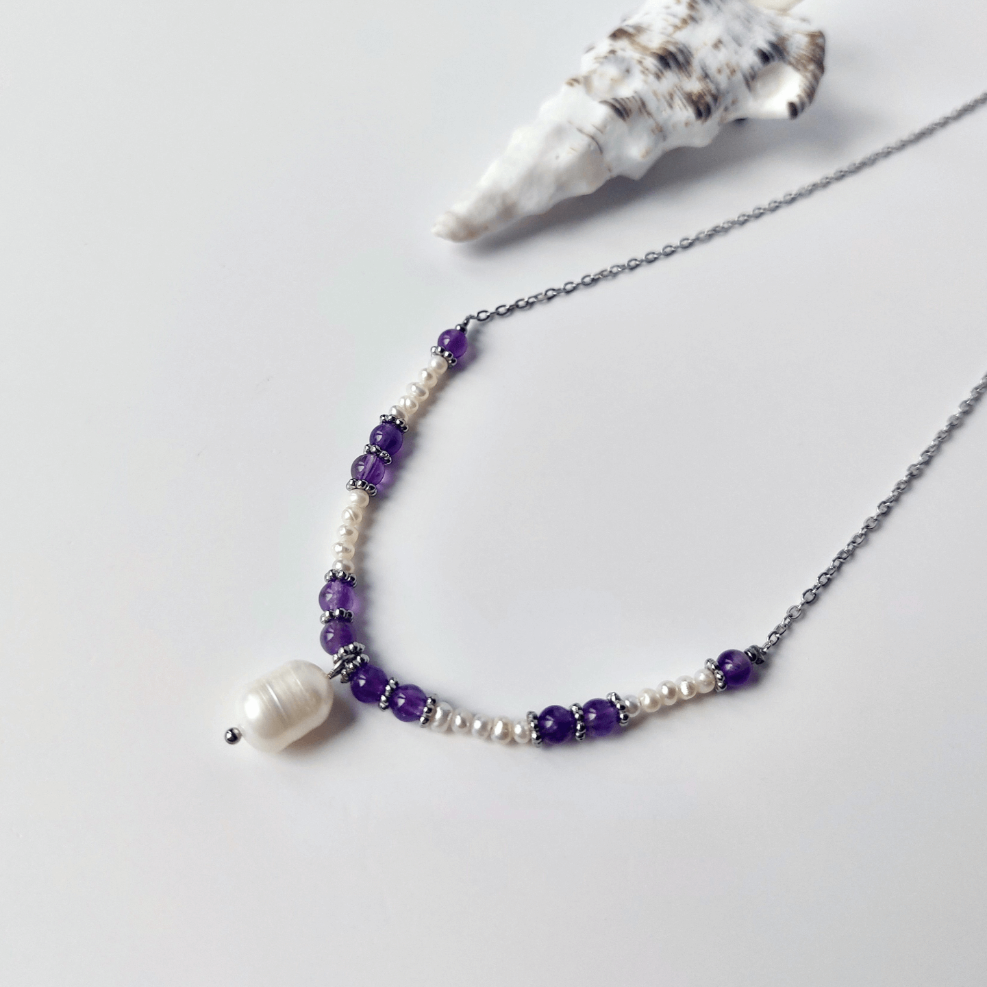 Collier en acier inoxydable argenté à pendentif avec perles d'eau douce et pierres d'améthyste violette. 