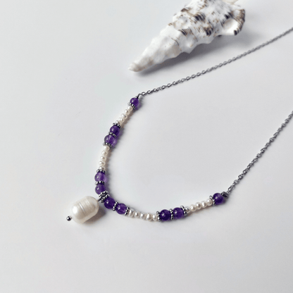 Collier en acier inoxydable argenté à pendentif avec perles d'eau douce et pierres d'améthyste violette. 