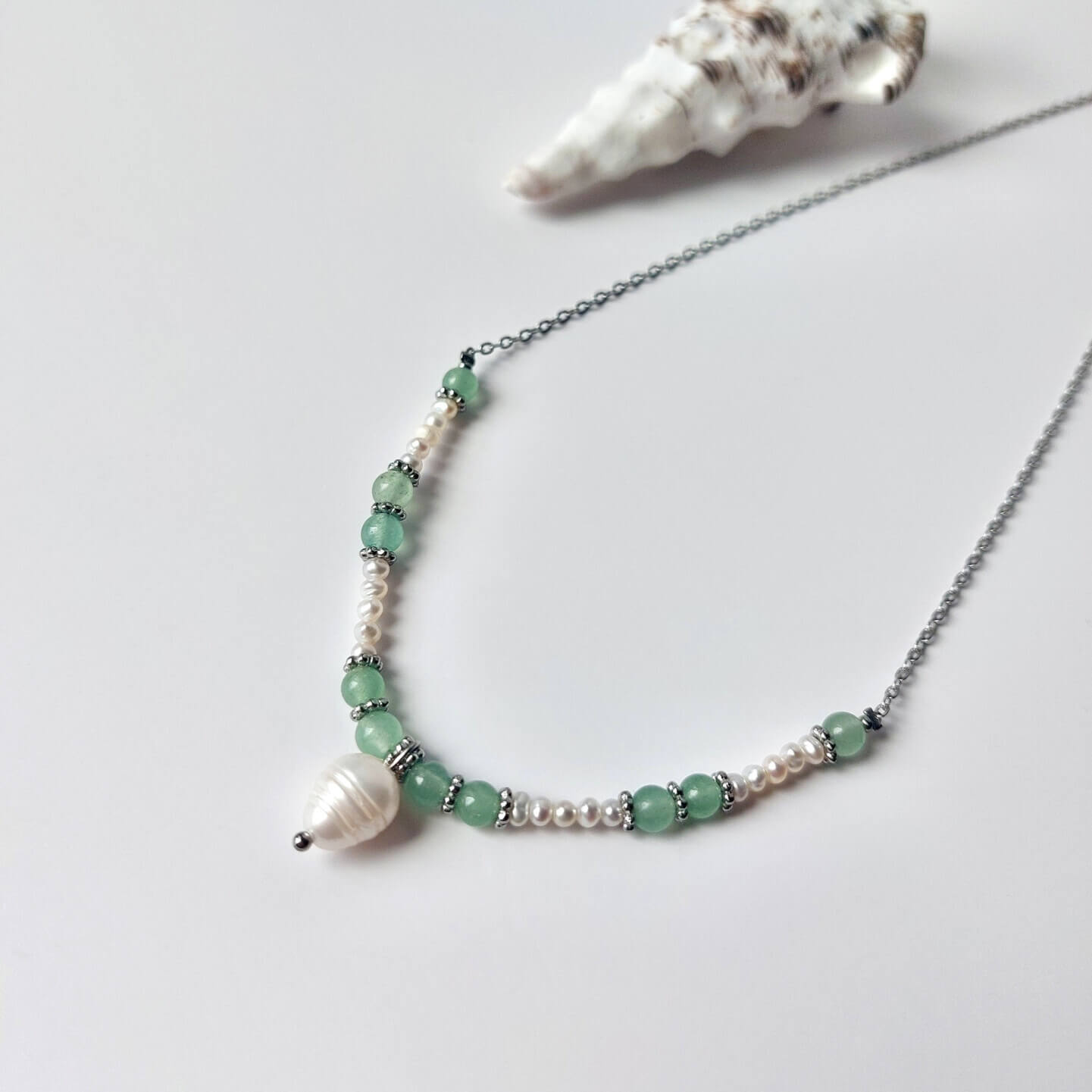 Collier en acier inoxydable argenté à pendentif avec perles d'eau douce et pierres d'aventurine verte