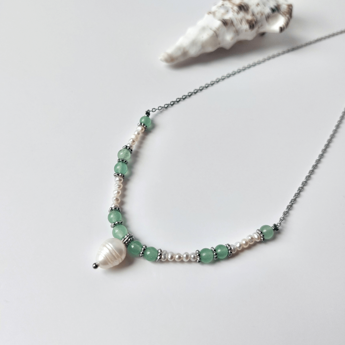 Collier en acier inoxydable argenté à pendentif avec perles d'eau douce et pierres d'aventurine verte. 