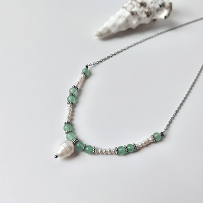 Collier en acier inoxydable argenté à pendentif avec perles d'eau douce et pierres d'aventurine verte. 