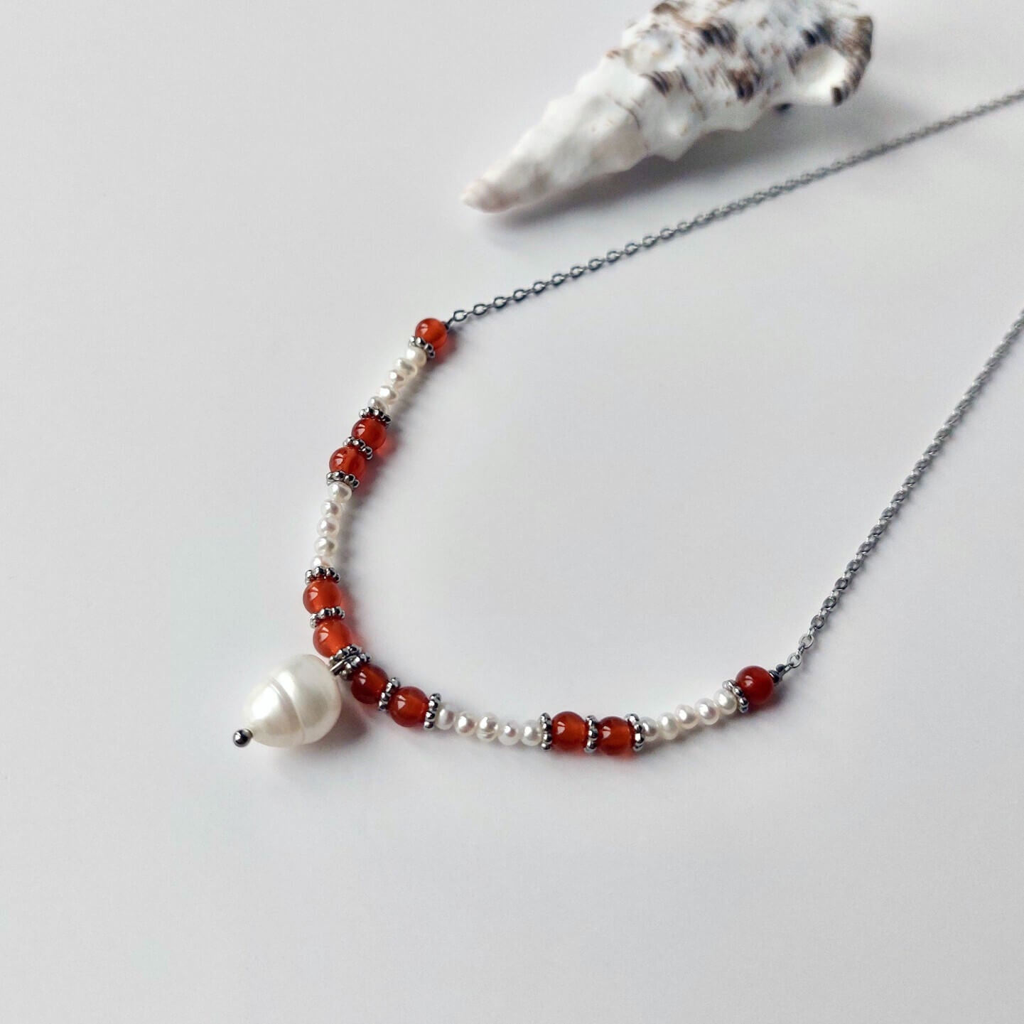 Collier en acier inoxydable argenté à pendentif avec perles d'eau douce et pierres de cornaline rouge