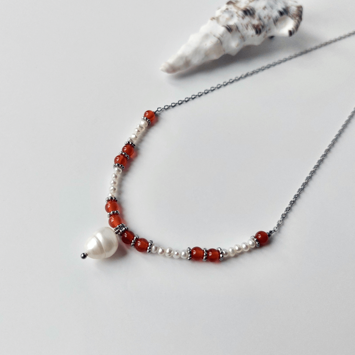 Collier en acier inoxydable argenté à pendentif avec perles d'eau douce et pierres de cornaline rouge. 