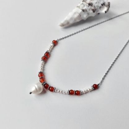 Collier en acier inoxydable argenté à pendentif avec perles d'eau douce et pierres de cornaline rouge. 
