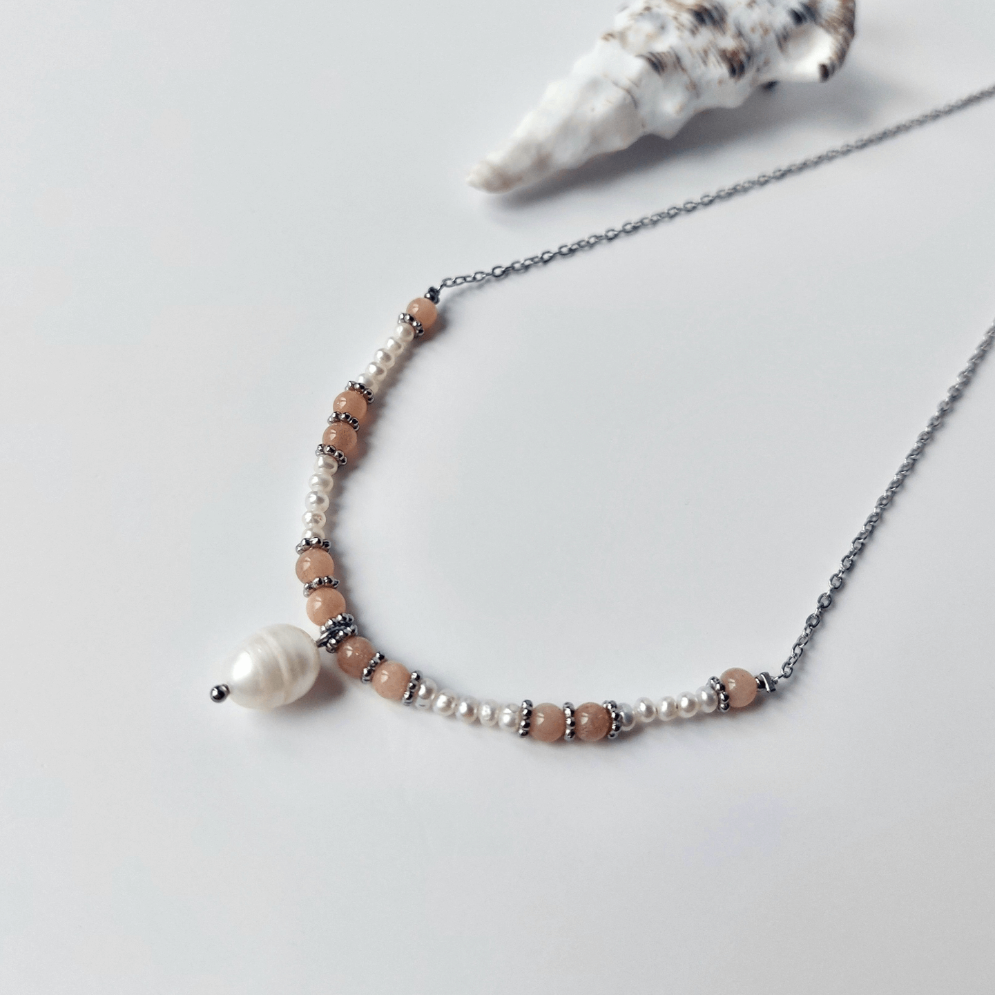 Collier en acier inoxydable argenté à pendentif avec perles d'eau douce et pierres de pierre de soleil rose. 