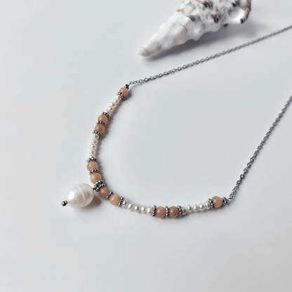 Collier en acier inoxydable argenté à pendentif avec perles d'eau douce et pierres de pierre de soleil rose. 