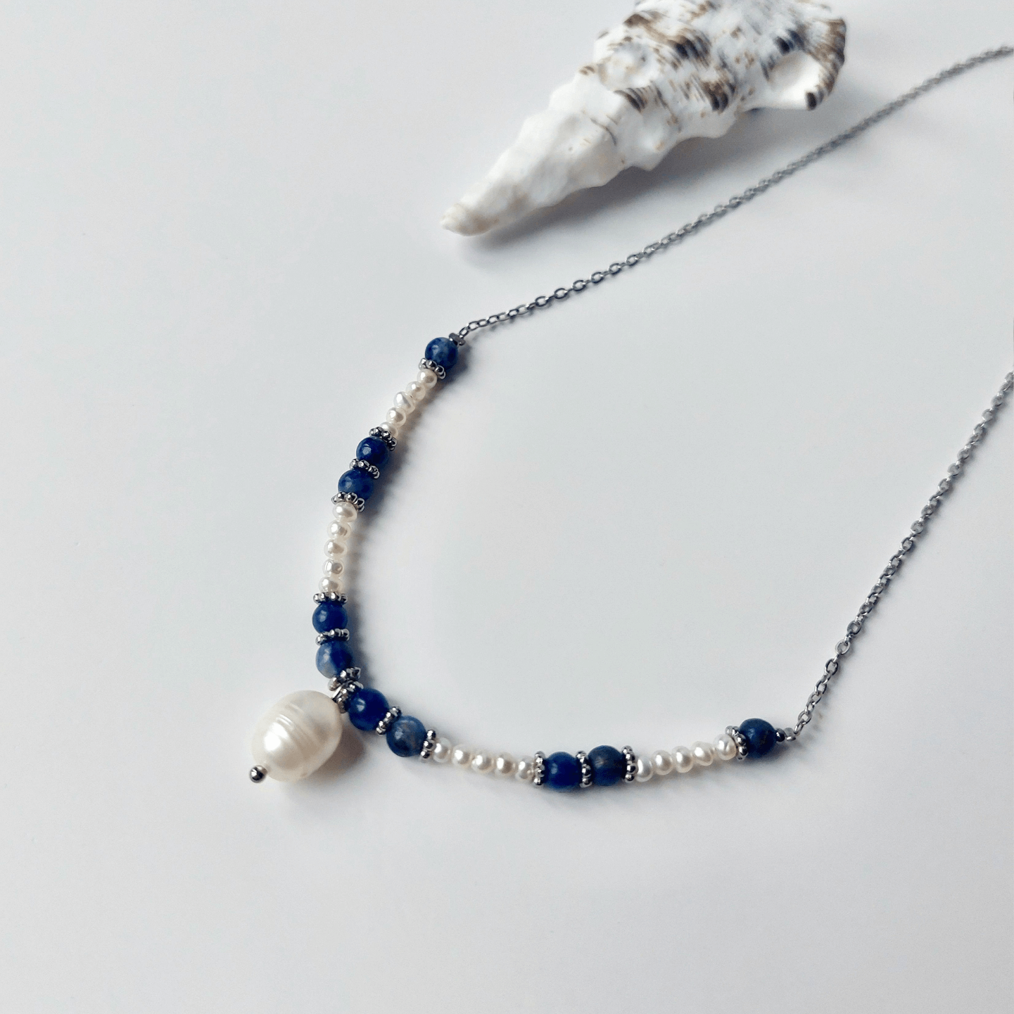 Collier en acier inoxydable argenté à pendentif avec perles d'eau douce et pierres de sodalite bleue. 