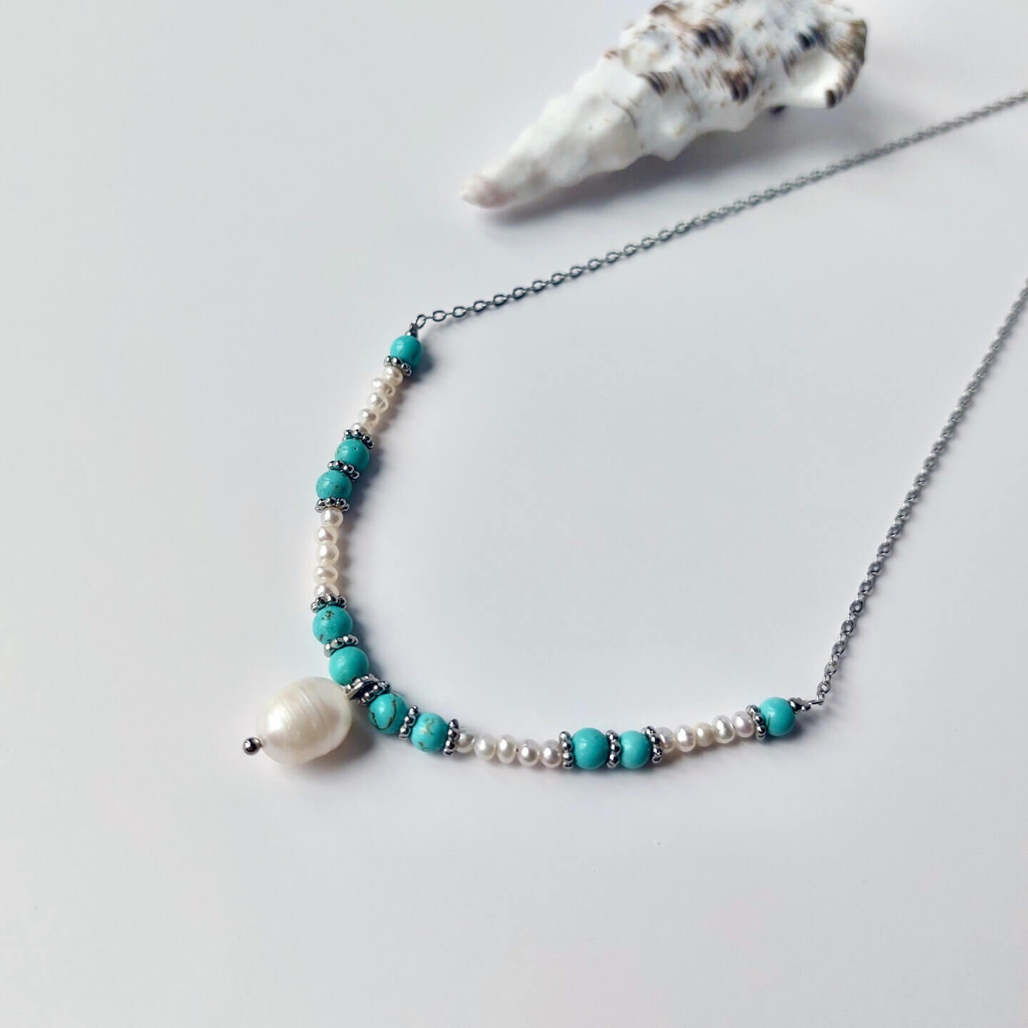 Collier en acier inoxydable argenté à pendentif avec perles d'eau douce et pierres de turquoise bleue