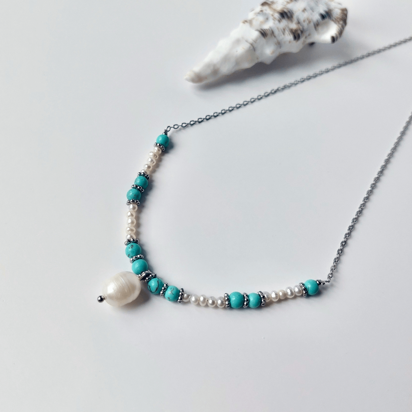 Collier en acier inoxydable argenté à pendentif avec perles d'eau douce et pierres de turquoise bleue. 