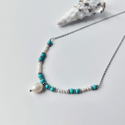 Collier en acier inoxydable argenté à pendentif avec perles d'eau douce et pierres de turquoise bleue. 